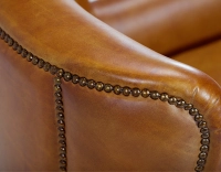 Fauteuil club cuir cognac accoudoirs cloutés