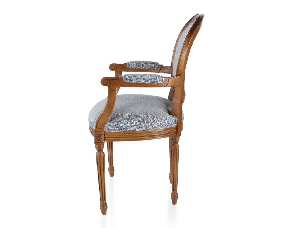 Silla antigua estilo Luis XVI con reposabrazos madera con tinte envejecido y tejido chevron azul