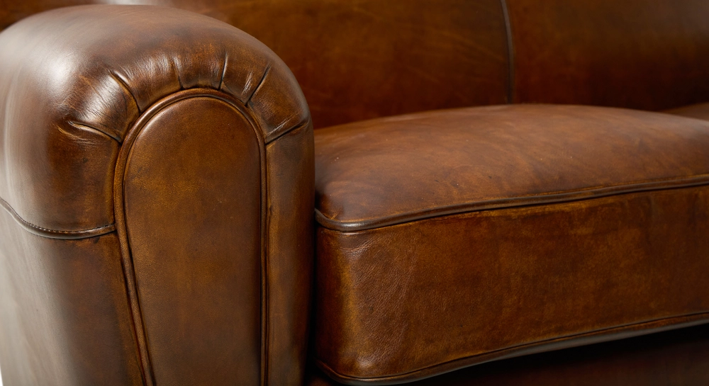 Canapé club cuir 2 places marron vintage accoudoirs passepoil