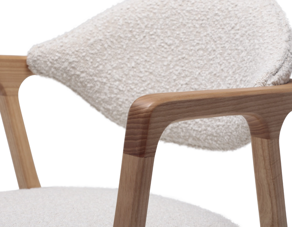 Silla de diseño con reposabrazos madera en tinte natural y tejido rizado blanco
