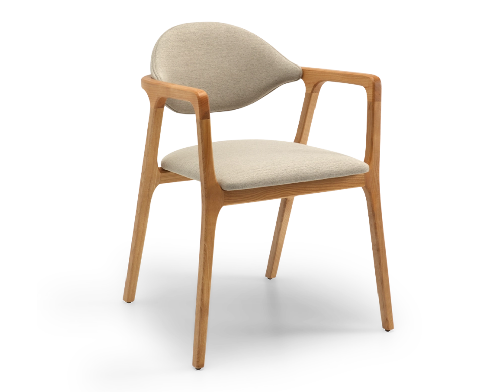 Chaise design avec accoudoirs bois teinte naturelle et tissu camel