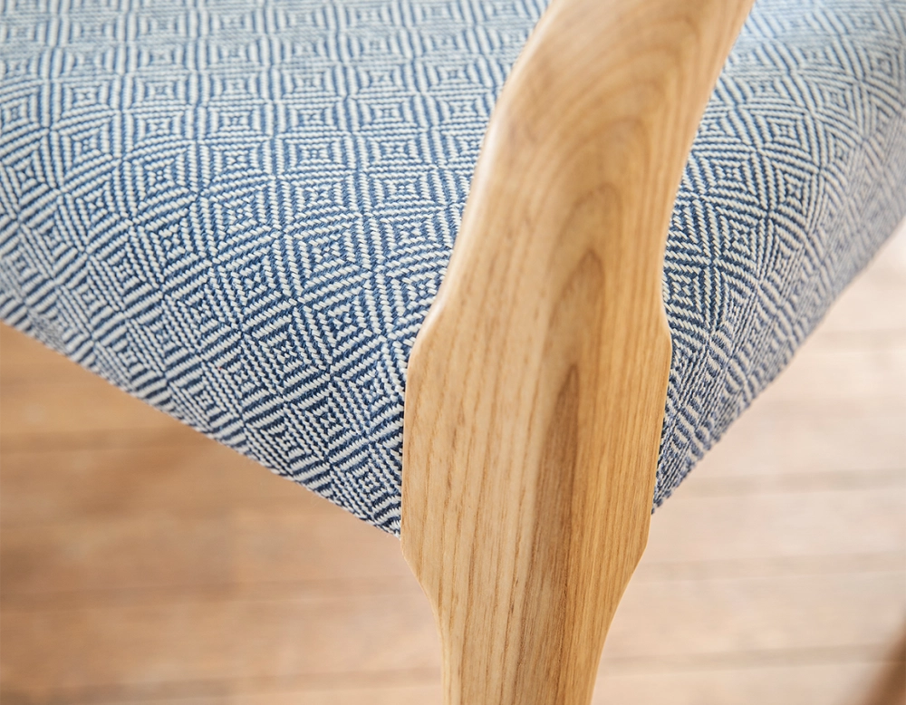 Chaise scandinave avec accoudoirs bois teinte naturelle assise tissu chevron bleu