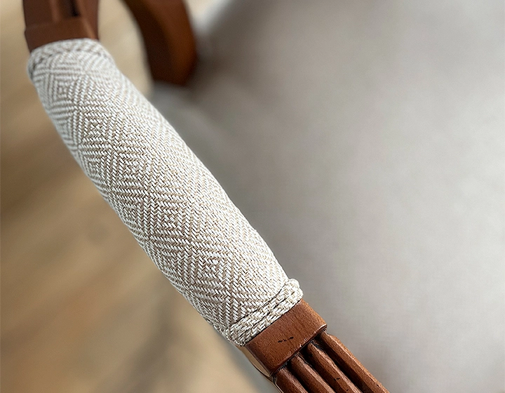 Sillón antiguo estilo Luis XVI madera con tinte envejecido y tejido chevron beige