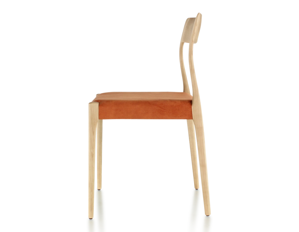 Silla escandinava madera tinte natural asiento tejido terciopelo terracota