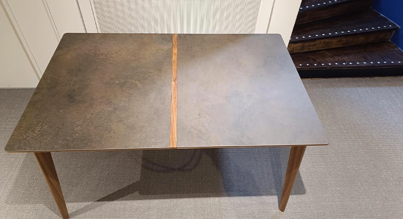 Mesa extensible SUPER PARENT avec bois teinte naturelle et plateau céramique brun oxydé