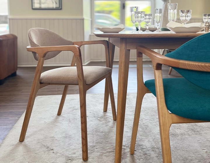 Chaise design avec accoudoirs bois teinte naturelle et tissu camel
