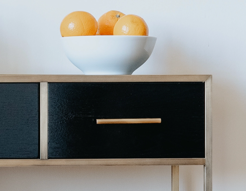 Console design frêne laqué noir et métal patine laiton