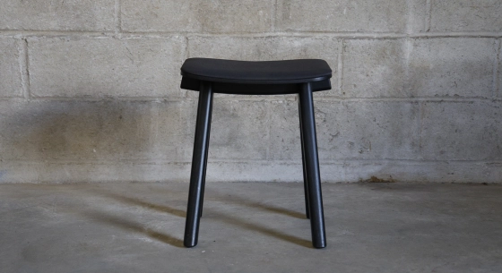 Taburete de roble tapizado H45 cm madera tintada negra asiento tejido negro
