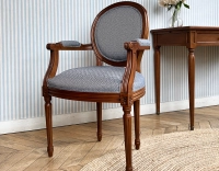 Silla antigua estilo Luis XVI con reposabrazos madera con tinte envejecido y tejido chevron azul