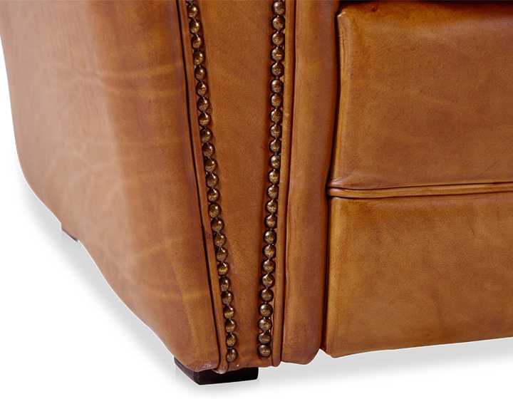 Fauteuil club cuir cognac accoudoirs cloutés