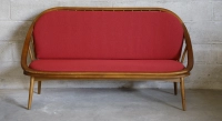 Canapé scandinave 2 places bois teinte merisier et tissu rouge
