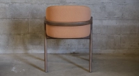 Chaise design en frêne bois teinte noyer assise bi matière couleur pêche