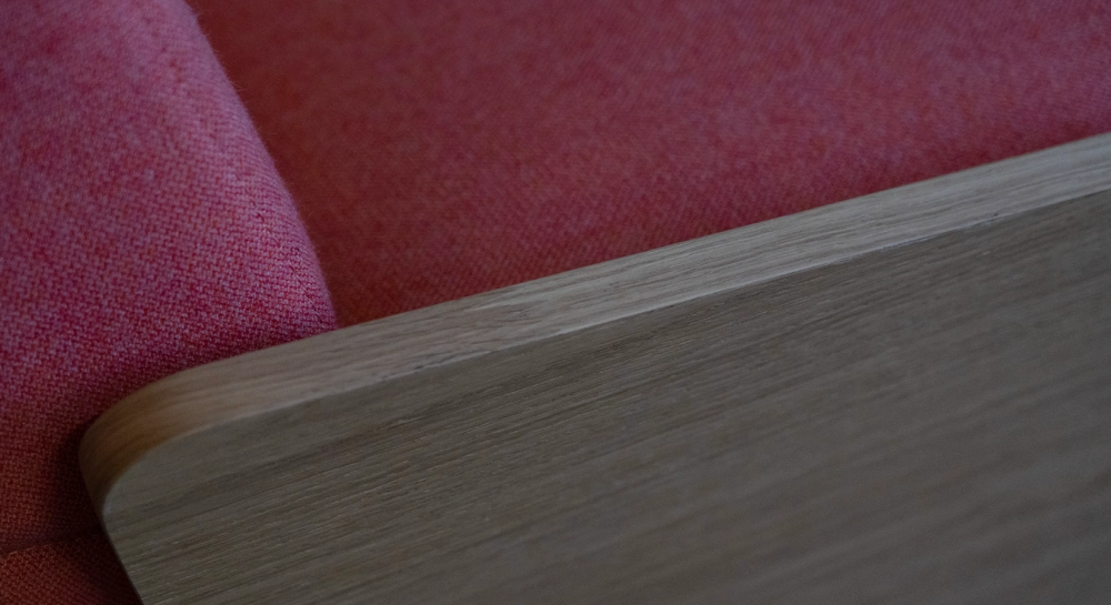 Fauteuil design sans accoudoirs chêne teinte naturelle assise tissu rose