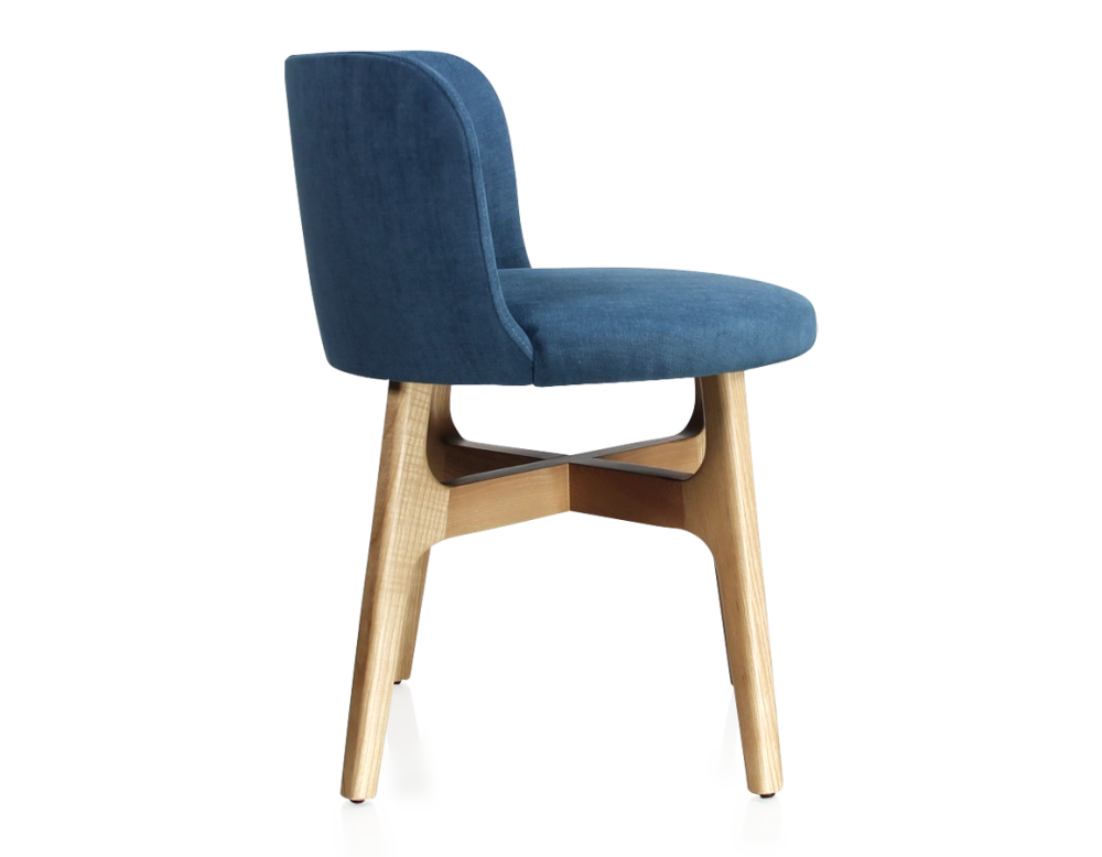 Chaise design bois teinte naturelle assise tissu bleu jean