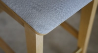 Tabouret de bar en chêne H80 cm bois teinte naturelle assise tissu gris