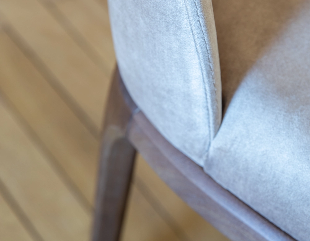 Chaise design bois teinte marron foncé et tissu velours taupe clair