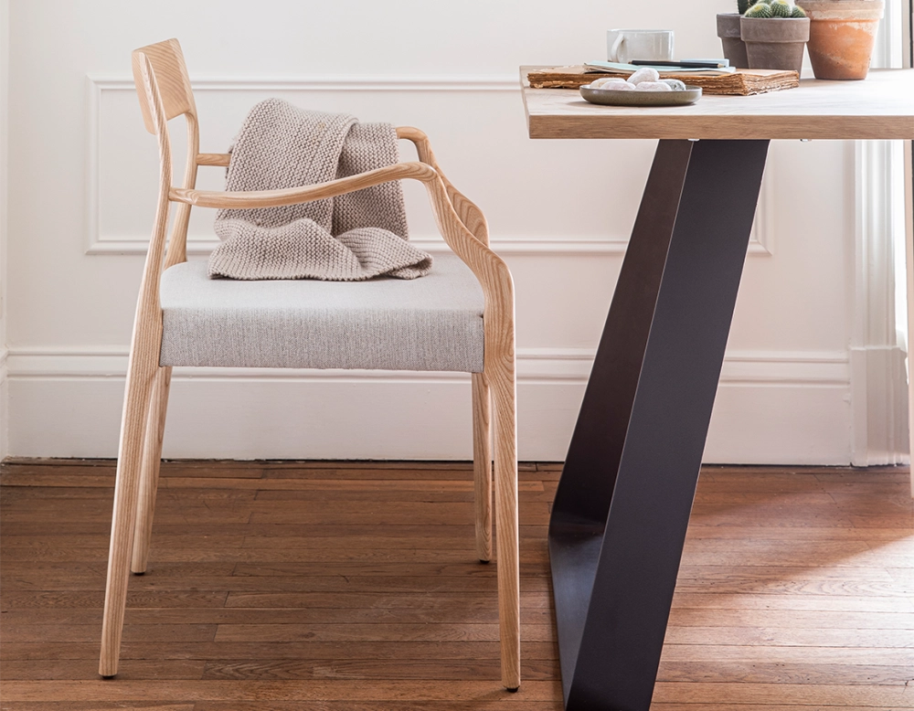 Silla escandinava con reposabrazos madera tinte natural asiento tejido beige natural