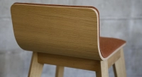 Tabouret design chêne teinte naturelle assise tissu corail