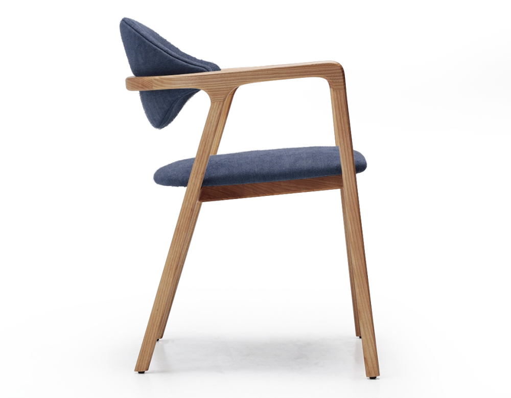 Chaise design avec accoudoirs bois teinte naturelle et tissu bleu océan