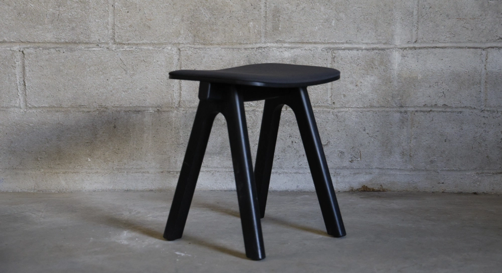 Tabouret en chêne tapissé H45 cm bois teinte noire assise tissu noir