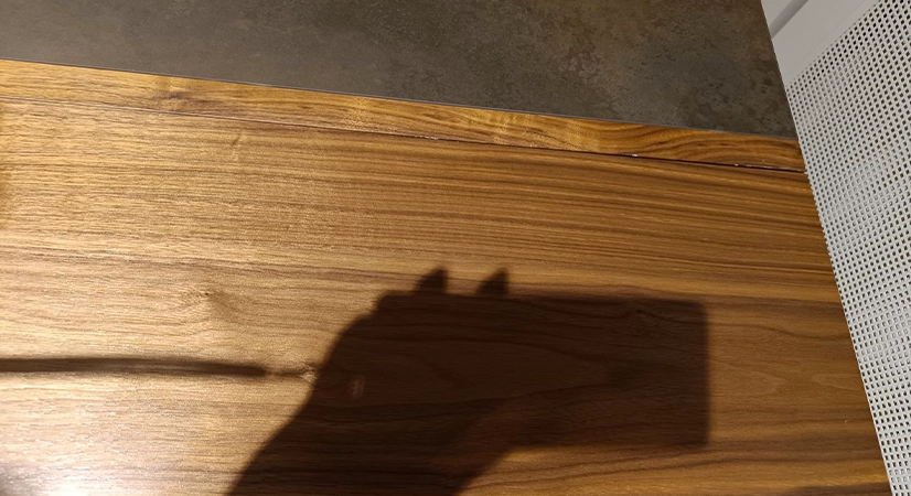 Mesa extensible SUPER PARENT avec bois teinte naturelle et plateau céramique brun oxydé