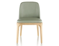 Silla de diseño madera en tinte natural y piel verde salvia
