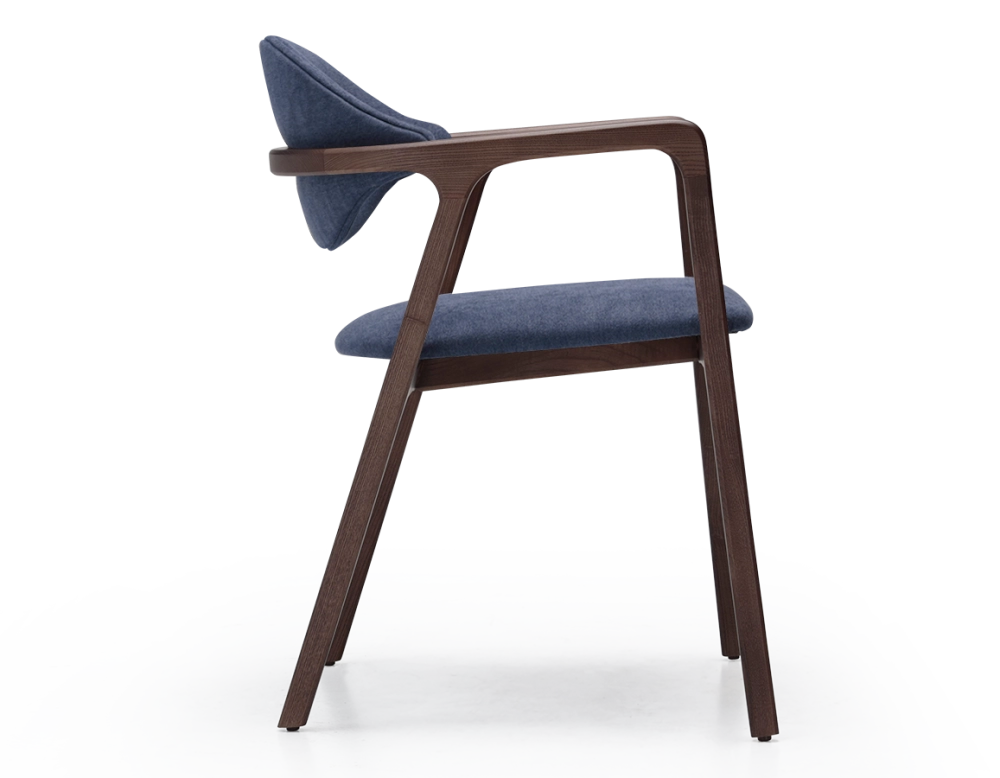 Chaise design avec accoudoirs bois teinte marron foncé et tissu bleu océan