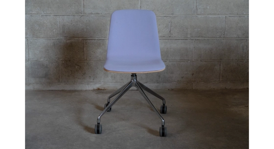 Silla de oficina con ruedas respaldo de madera en tinte natural asiento de tejido malva