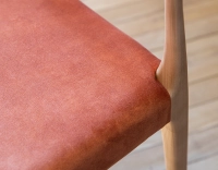 Silla escandinava madera tinte natural asiento tejido terciopelo terracota