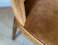 Chaise design bois teinte merisier et tissu velours bronze