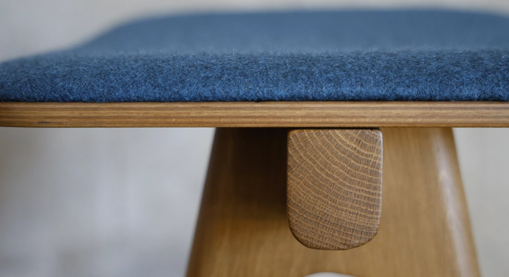 Tabouret de bar en chêne tapissé H60 cm bois teinte vintage assise tissu en laine bouillie bleu