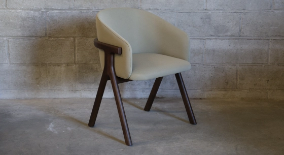 Silla de diseño de fresno madera tintada marrón oscuro asiento tejido verde pálido