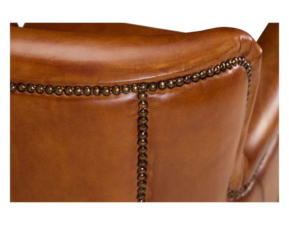 Fauteuil club cuir marron clair accoudoirs cloutés