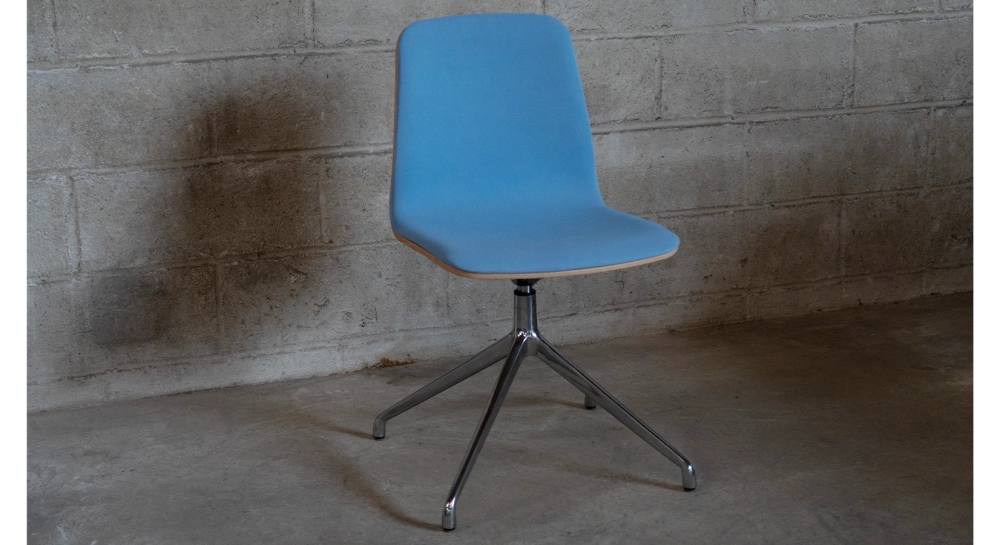 Silla de oficina sin ruedas respaldo de madera en tinte natural asiento de tejido azul