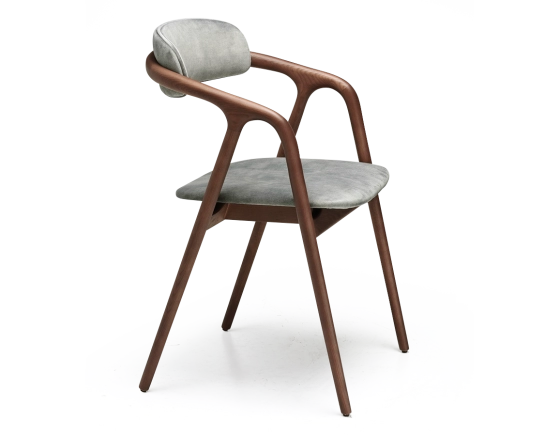 Silla escandinava madera tinte nogal asiento tejido terciopelo gris azul