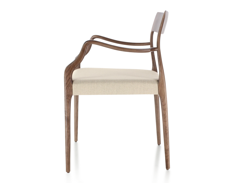 Silla escandinava con reposabrazos madera tintada marrón oscuro asiento tejido camel