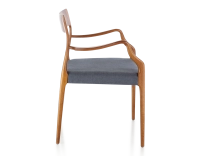 Silla escandinava con reposabrazos madera tinte cerezo asiento tejido gris