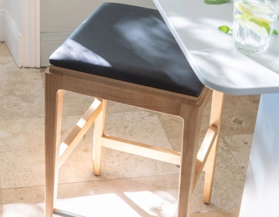 Taburete de bar de diseño H80 cm madera tinte natural asiento piel ébano