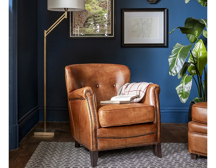 Fauteuil club cuir marron clair accoudoirs cloutés