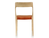 Silla escandinava madera tinte natural asiento tejido terciopelo terracota