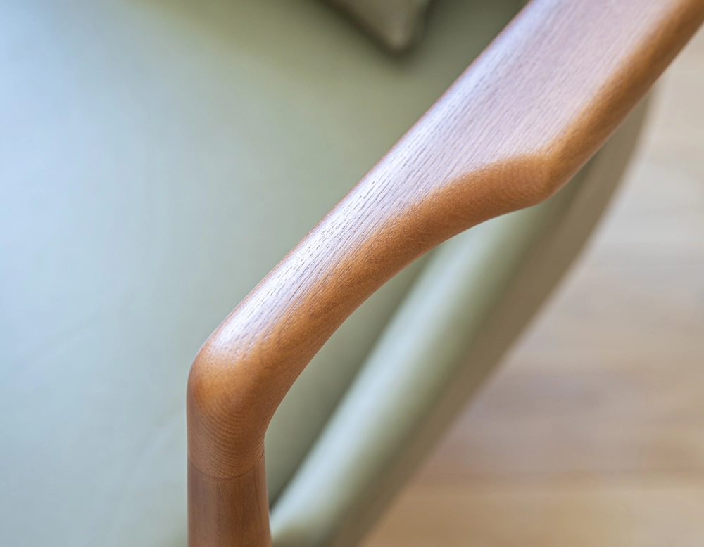 Scandinavian armchair bois teinte merisier et cuir vert kaki