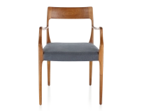 Silla escandinava con reposabrazos madera tinte cerezo asiento tejido gris