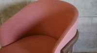 Chaise design en frêne bois teinte noyer assise bi matière couleur rose