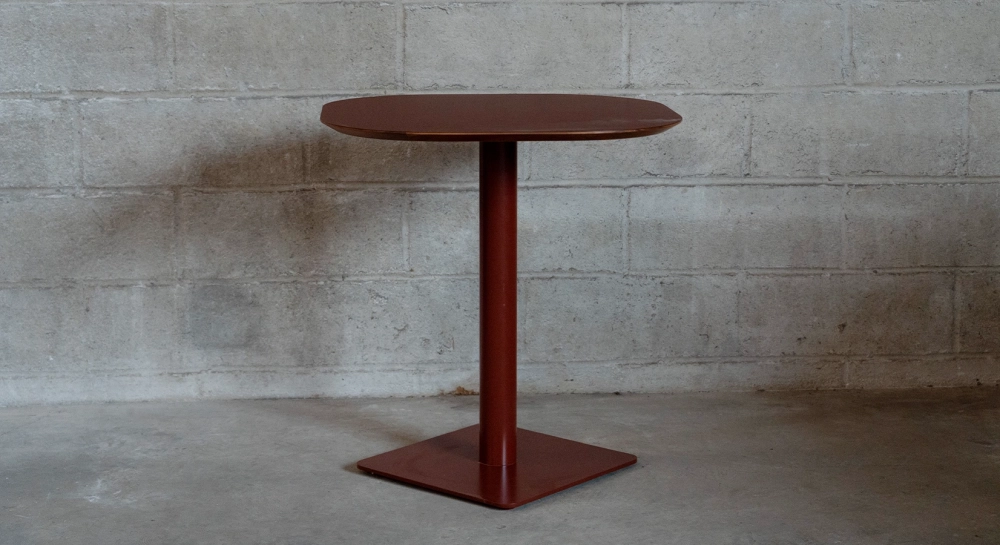 Extensible table for 6 to 8 people in oak and ceramic with ceramic extension with dark stained wood and a slate effect ceramic top and extension. 140x100 cm