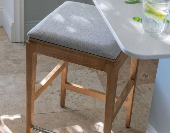 Taburete de bar de diseño H80 cm madera tinte natural asiento tejido beige natural
