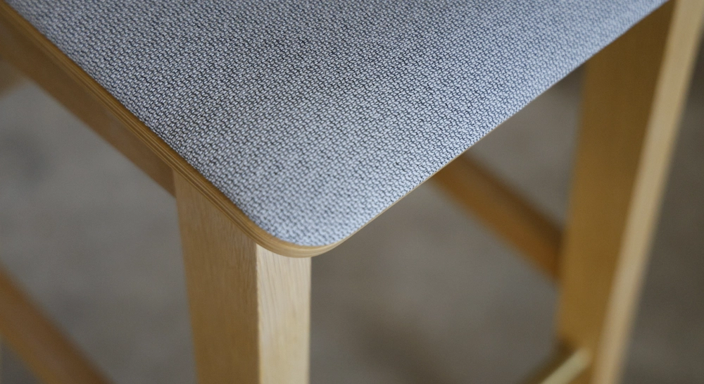 Tabouret de bar en chêne H80 cm bois teinte naturelle assise tissu gris