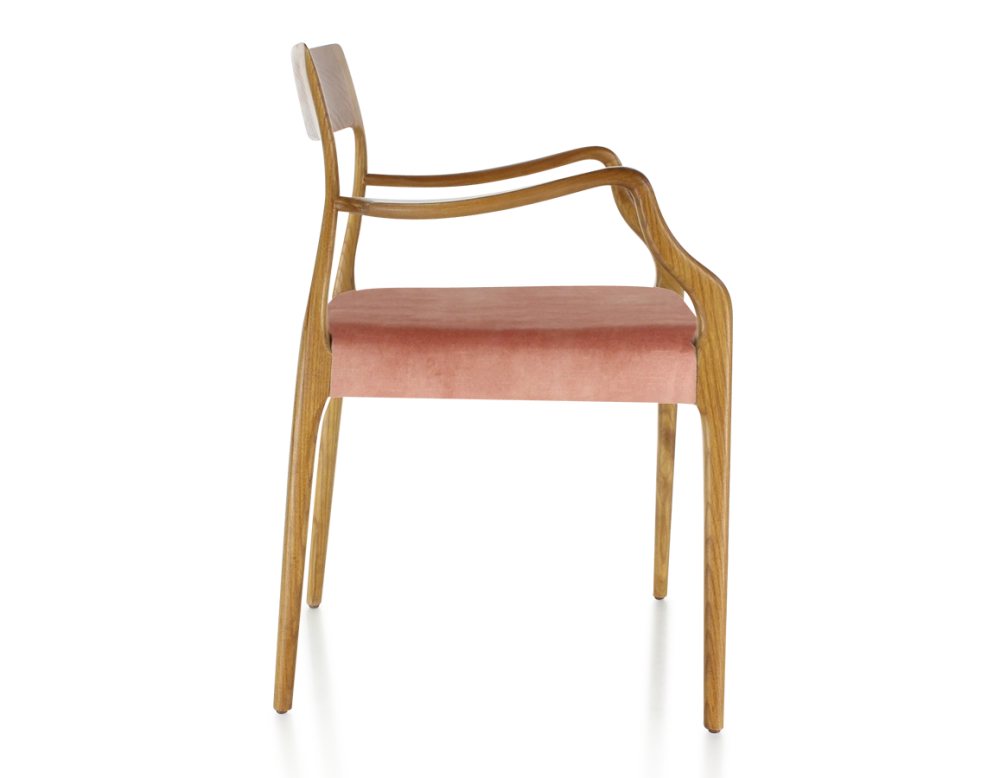 Chaise scandinave avec accoudoirs bois teinte merisier assise tissu velours rose pâle