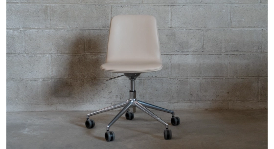 Silla de oficina sin ruedas respaldo de madera en tinte natural asiento de piel beige