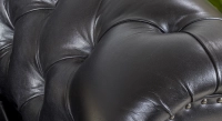 Canapé Chesterfield cuir 2 places noir accoudoirs cloutés