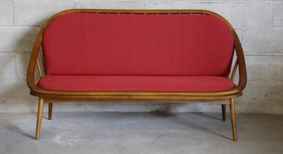 Sofá escandinavo de 2 plazas madera tintada cerezo y tejido rojo